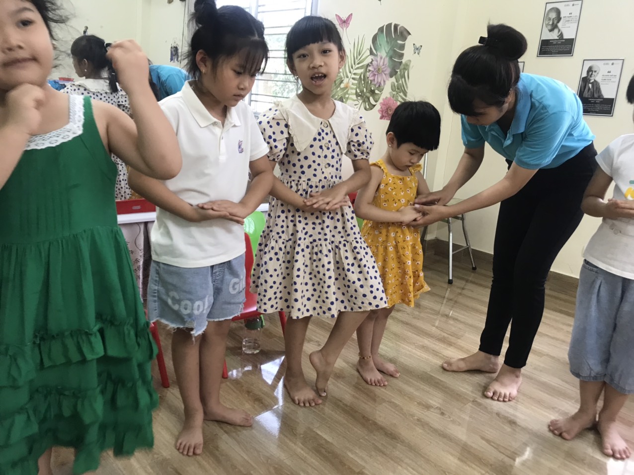 Các bạn nhỏ được cô Xuka giáo viên của trung tâm hướng dẫn các kỹ năng thể hiện ngôn ngữ hình thể